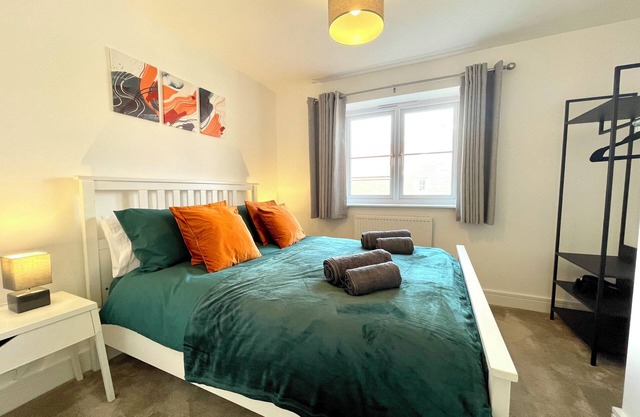 New Cosy Stylish 2 bedroom/2 bathroom House with Parking, in Bishops Stortford