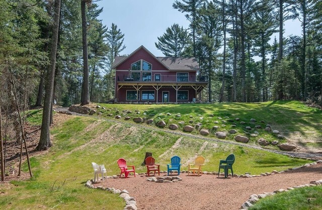 New & Cozy Cabin on Lake Content w/170' of Sand/Swimming Frontage!