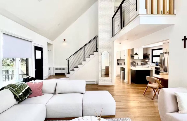 NEW cozy getaway near Mt Monadnock with hot tub