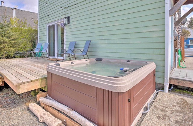 NEW! Cozy Seaside Cottage w/ Hot Tub + Game Room!