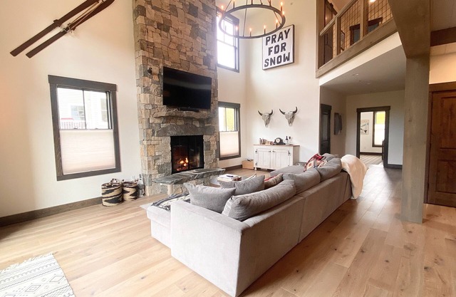 New Custom Luxury Mountain Modern Townhome - PERFECT FOR SUMMER ACTIVITES