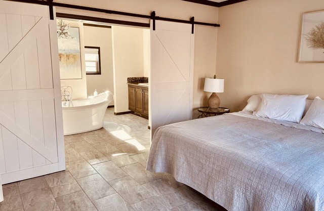 New Design Farmhouse for couple getaway large deck soaking tub w shower