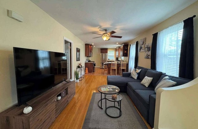 NEW Downtown Central Salem Retreat 2bd W/parking