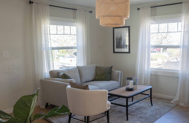 NEW DOWNTOWN COTTAGE- Near U of O Campus