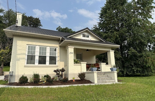 New Downtown Irvine 3/2 home w/king bed. Near Red River Gorge, Berea, Lex.