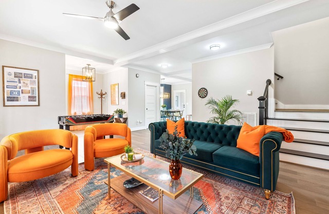 NEW - Duke 5 Mins, Upscale Eclectic Decor, Backyard Dining and Movies, Sleeps 10