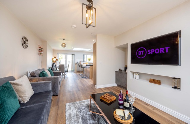 *New Exclusive* Luxury spacious 6-bed, sleeps 14- Solihull,JLR, NEC, Birmingham