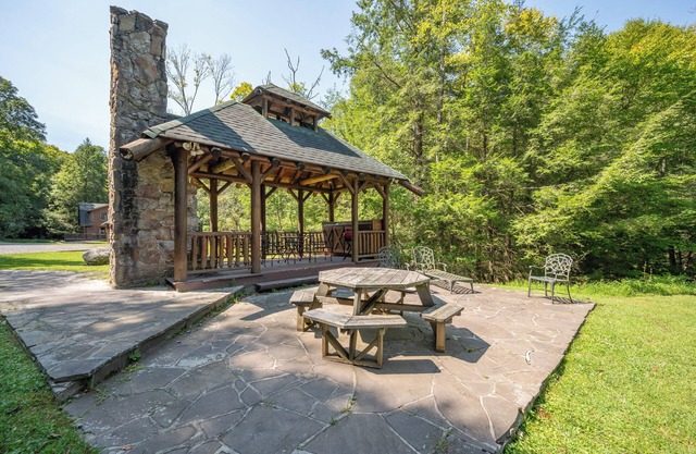 New! Family & Dog Friendly Escape w/2 Hot Tubs