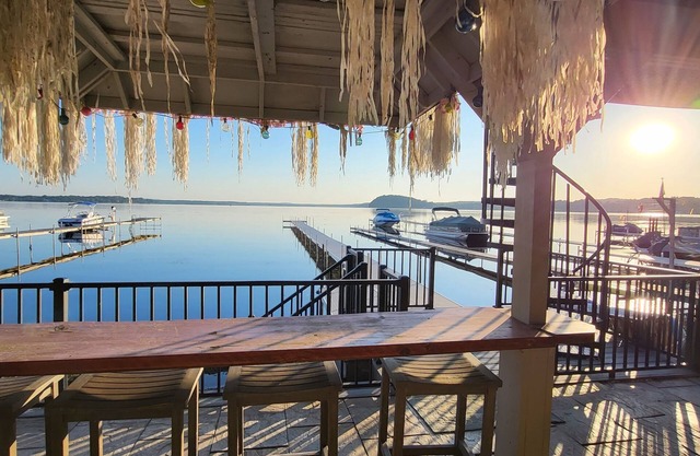 New-First floor lakefront, 160 ft dock, 2 minutes to Browns Beach & Restaurants!