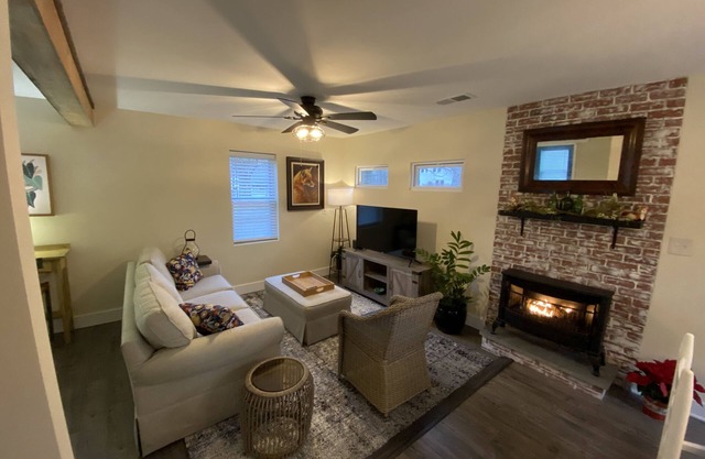 New! Fox Ridge Cottage! Pets welcome!