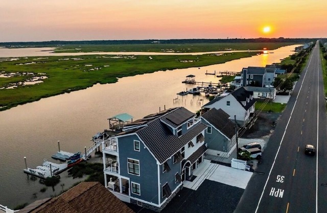 New from the Ground Up! 5 Bed, 5 Bath, SkyDeck, Elevator, Docks - Sleeps 14.