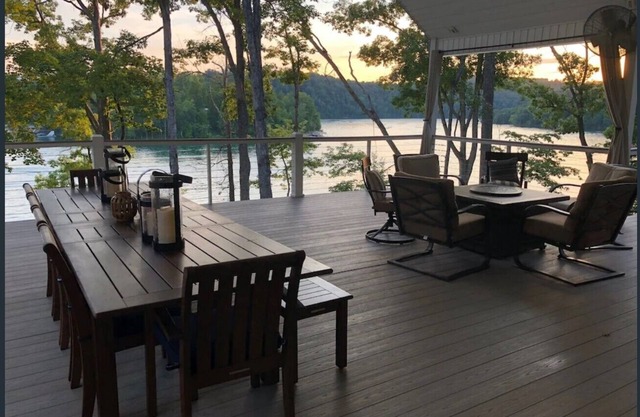 NEW Gorgeous Spacious 4Bd/4Ba Norris Lakefront Home, Giant Decks, Amazing Dock