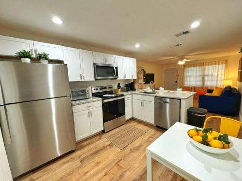 *NEW* Gorgeous Sunshine - 2BD/1BA - Private Fenced Backyard!
