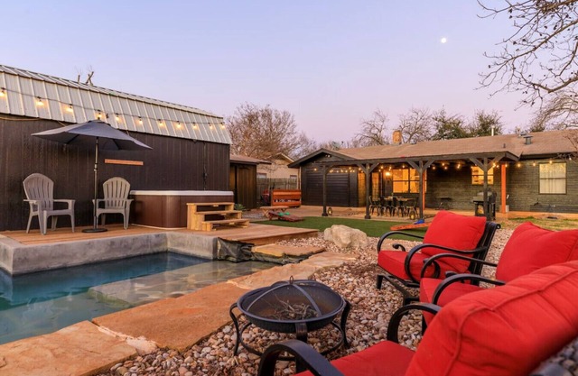 NEW "Haus In Schwarz" | Pool | Hot Tub | Bohemian