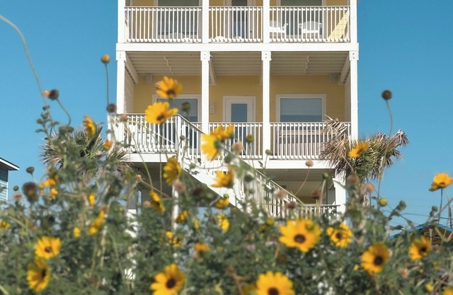 NEW HOME! BEACH FRONT WITH HOT TUB. DIRECT BEACH ACCESS. 15% off FALL BOOKINGS