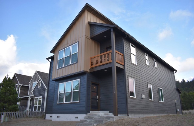 NEW HOME! Pacific City, NHBRHD off Cape Kiwanda Dr, 5 min. walk to beach/Pelican