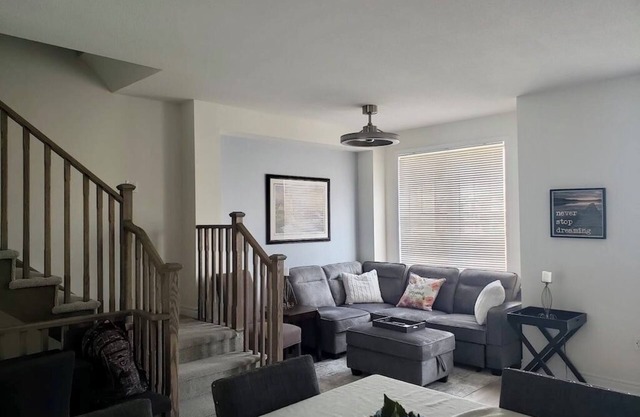 New home Sleeps 10 in Wasaga Beach, 4 minute drive to beach and other amenities.