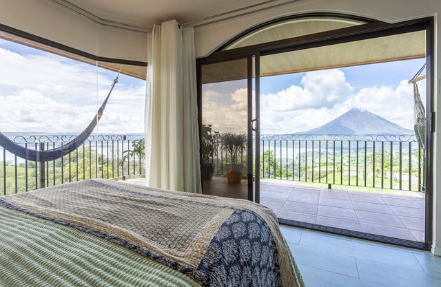 *New Home* Super Volcano & Lake View - El Cielo - Tropical Mountain Retreat!