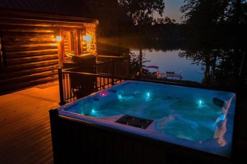 New Hot Tub Fall Oasis with Amazing FawnLake Views