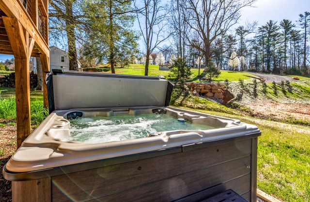 New Hot Tub/Firepit/Outdoor Dining/Park Grill