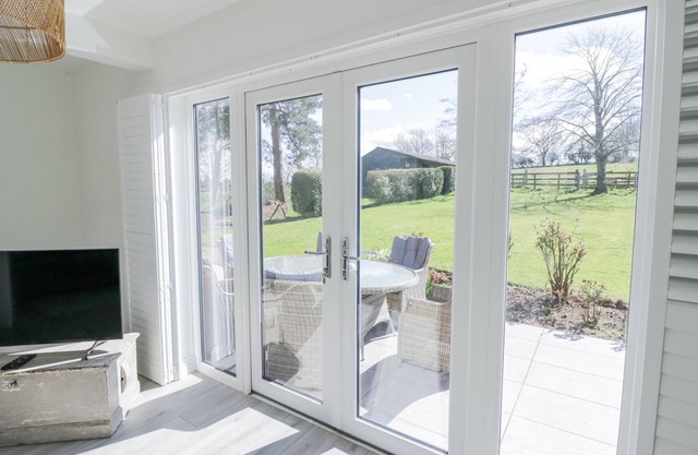 NEW HOUSE FARM, pet friendly, character holiday cottage in Cubbington