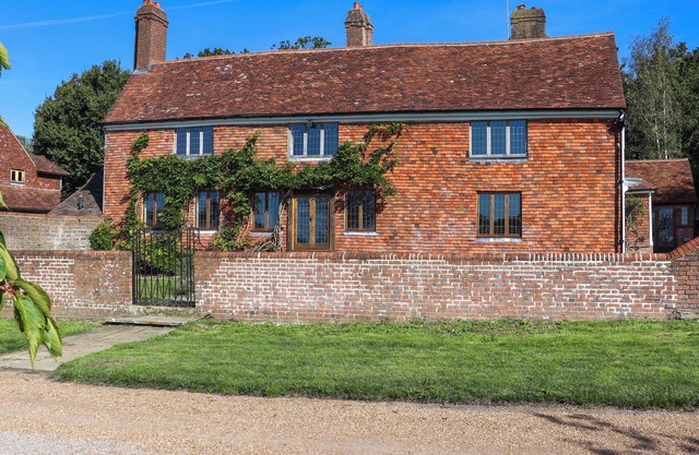 NEW HOUSE FARM, pet friendly, with open fire in Bodiam