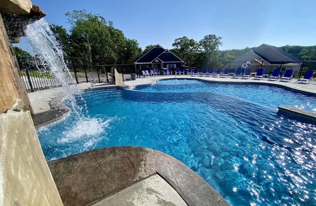 NEW📍INTown 🏊🏼‍♀️Waterfall/Cave/Pool 💦HOTTUB 🔥FirePIT ⚡EV 🎱POOLTABLE 🎡FUN