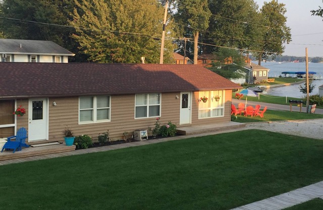 New Kid in Town, Lake Wawasee , 2 Bedroom Condo Channel Front with Boat Pier