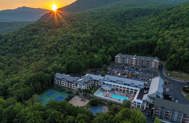 NEW - King Bed - Full Kitchen - Mtn Views - Hot Tub- Sauna - Gym - Pool -