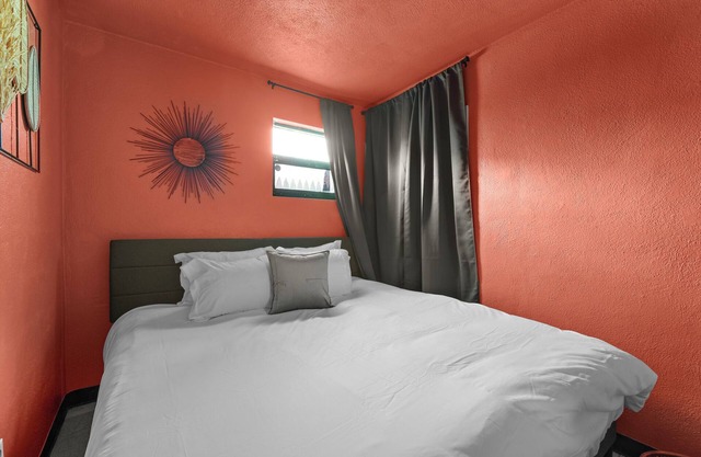 NEW! King Bed, Mins to Dwntwn, Living Room Suite, Lrg Groups