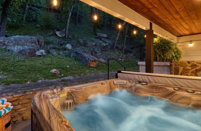 *NEW* LAKE AUSTIN | BOAT DOCK | HOT TUB | Lake Views | 8 Beds