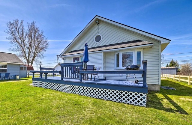 NEW! Lake House w/A/C & Huge Deck! PET FRIENDLY!