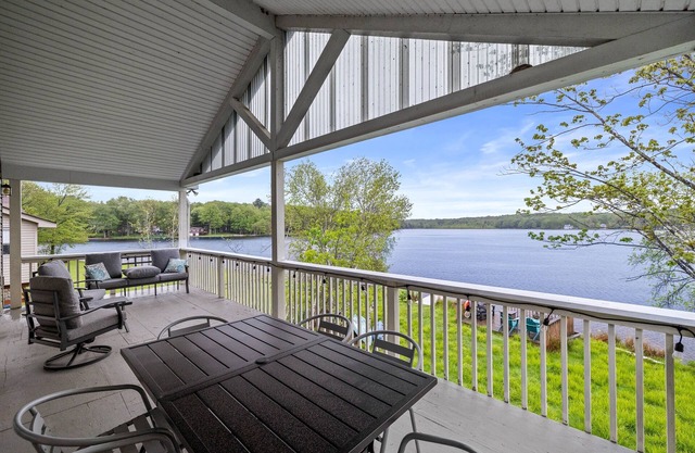 NEW! Lakefront, Deck, Balcony, Patio, AC, Wi-Fi, BBQ, TV