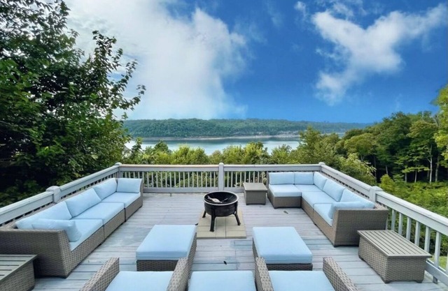 New Lakefront Home, sleeps 16!