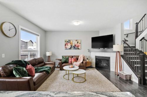 NEW! Large Family 4BR w Kid's Play Den, Yard - FREE Banff Pass, BBQ, Netflix, Parking & Wine!