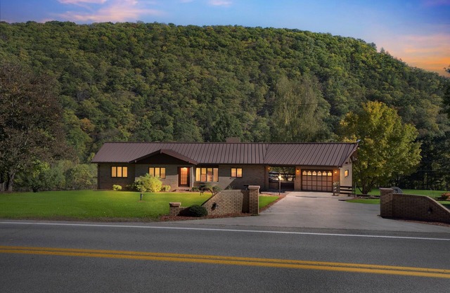 NEW LISTING! Bear Paw Cottage- 12 mins to Seneca Rocks