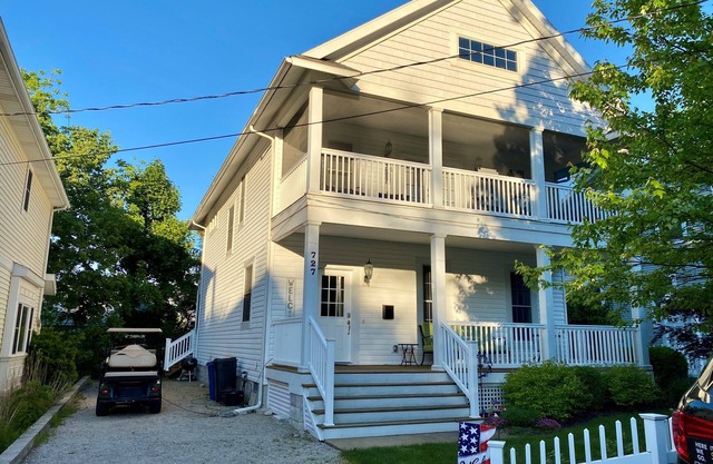 New Listing! Charming 4-bedroom house near the Lakeside pool & pickleball courts