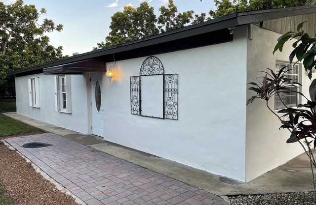 New Listing! Charming 2/2 cottage in wonderful Homestead with AC, WiFi