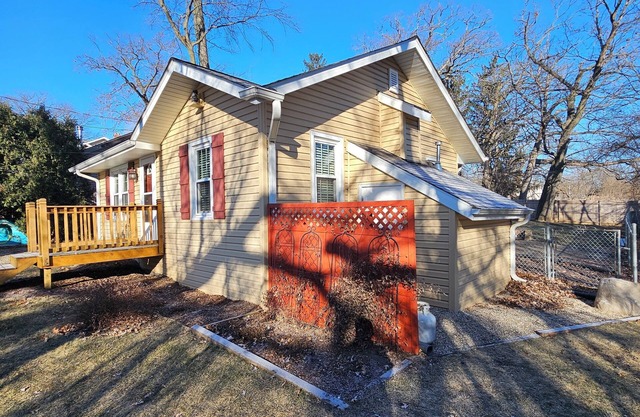 New Listing! Cozy Lake Shangri-La Cottage! Big yard, fire pit, sleeps 4n