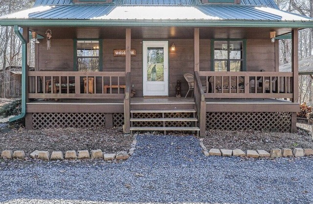 New listing! Hot tub. Game room. Pet friendly. Close to downtown Blue Ridge.