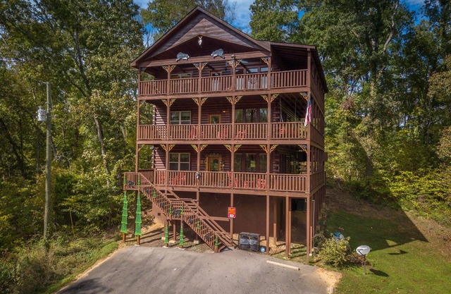New Listing-Luxury 6 Bedroom Cabin 6 bathrooms gameroom outdoor tv Rental that Has it All MUST SEE!