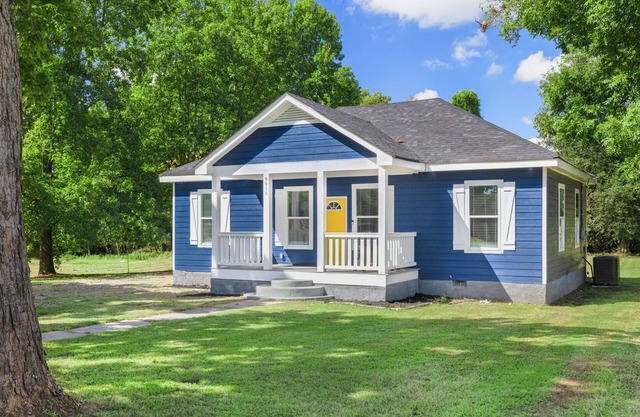 “New listing” The Blue Farm House!