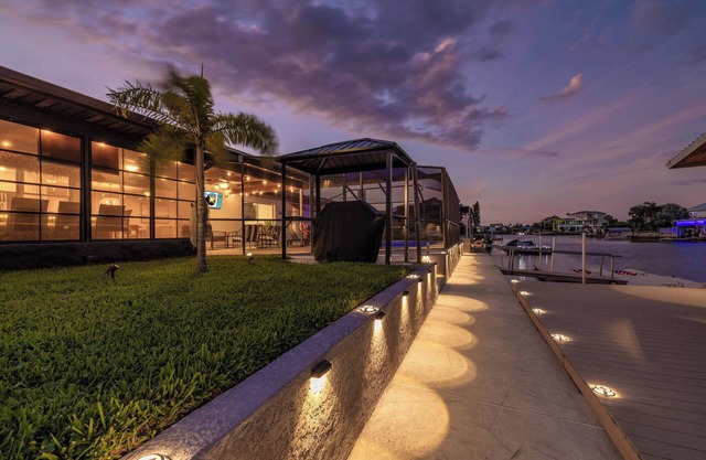 New Listing/Tiki Bar/Waterfront/Pool/games