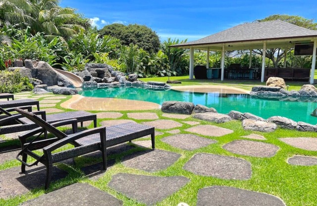 New Listing Tropical 7 bedroom Villa with Pool/AC