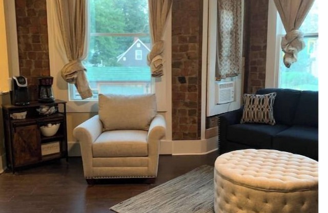 New Listing! Updated lovely one bedroom apartment!n