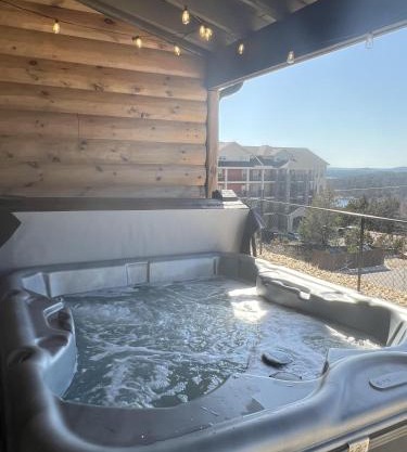 New Log Cabin with Ozark Sunset Views, $400 Daily Activities Included, Pickleball