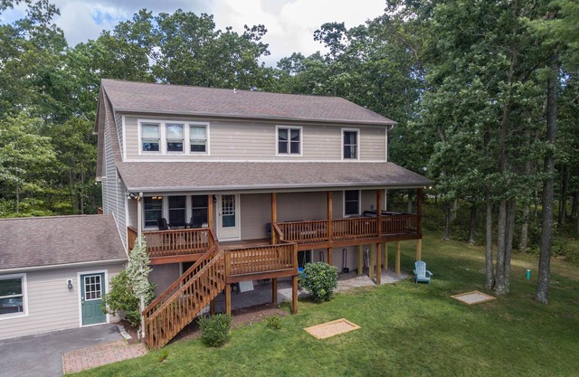 New! Lookout Ridge: Dogs Welcome, Lake Area, Gas Fireplace!