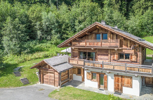 New luxury chalet in old wood, true wellness and views of Mt Blanc