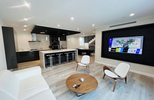 *NEW* LUXURIOUS LA HOME (Private Rooftop, Outdoor TV, Firepit, etc.)