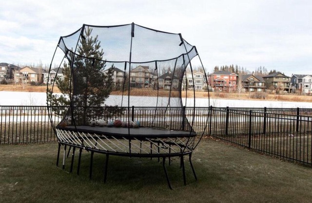 NEW Luxurious Lakefront 5 bdrm 4 bath house in St. Albert hot tub, fireplaces!